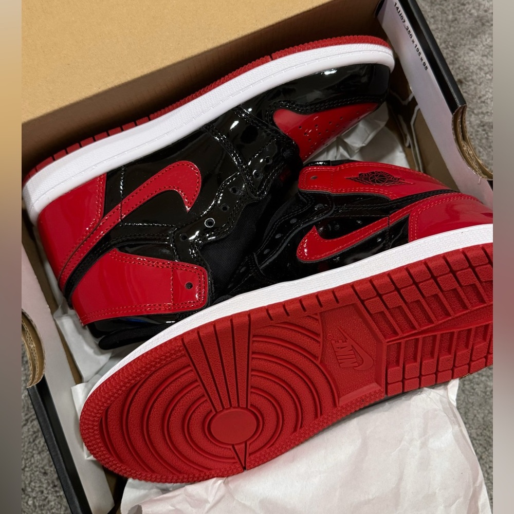 Black and Red patent Nike!
Size Kids 2!!!
